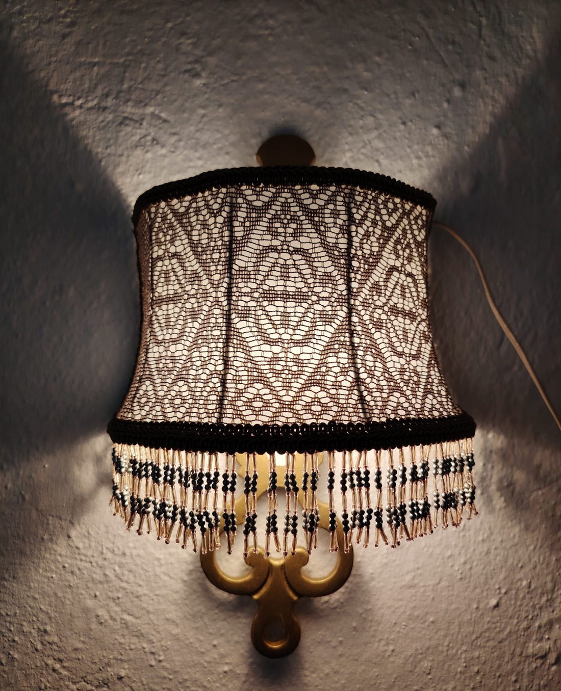 Aplica din bronz si abajur din dantela aurie si franjuri - casă & stil de viață - lămpi și corpuri de iluminat - lampă de ambianță - Artynos.ro