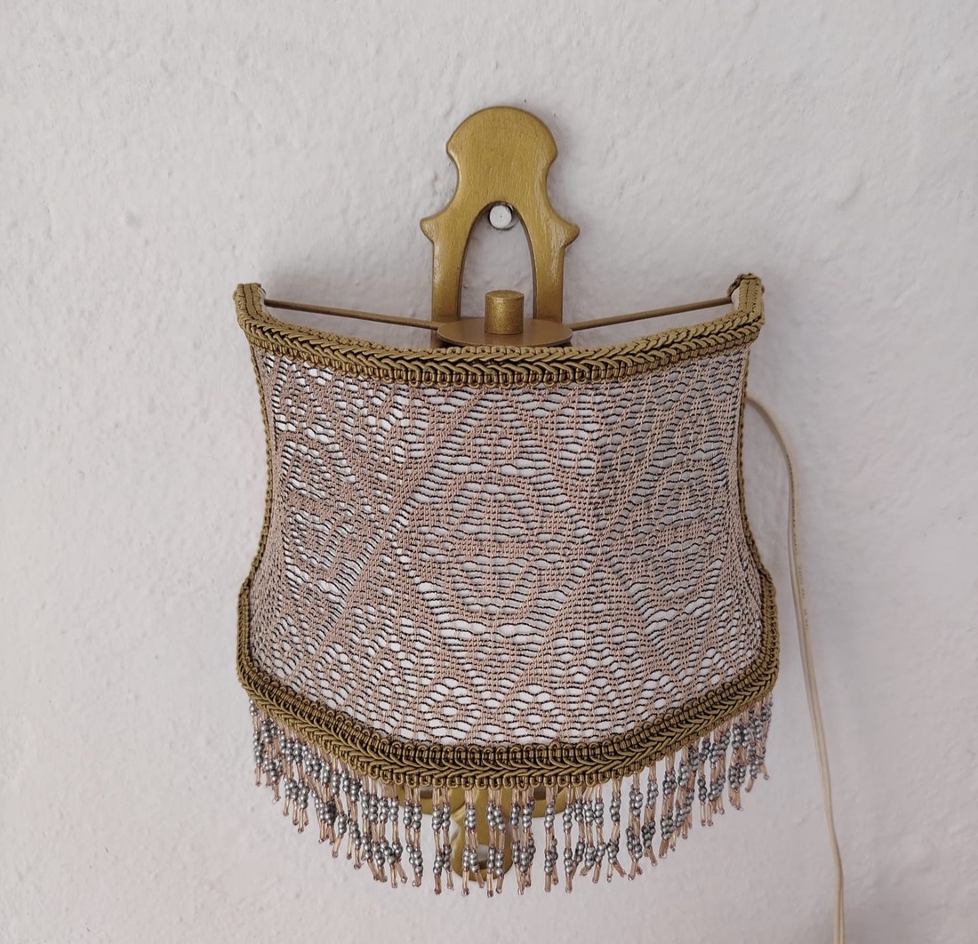 Aplica din bronz si abajur din dantela aurie si franjuri - casă & stil de viață - lămpi și corpuri de iluminat - lampă de ambianță - Artynos.ro
