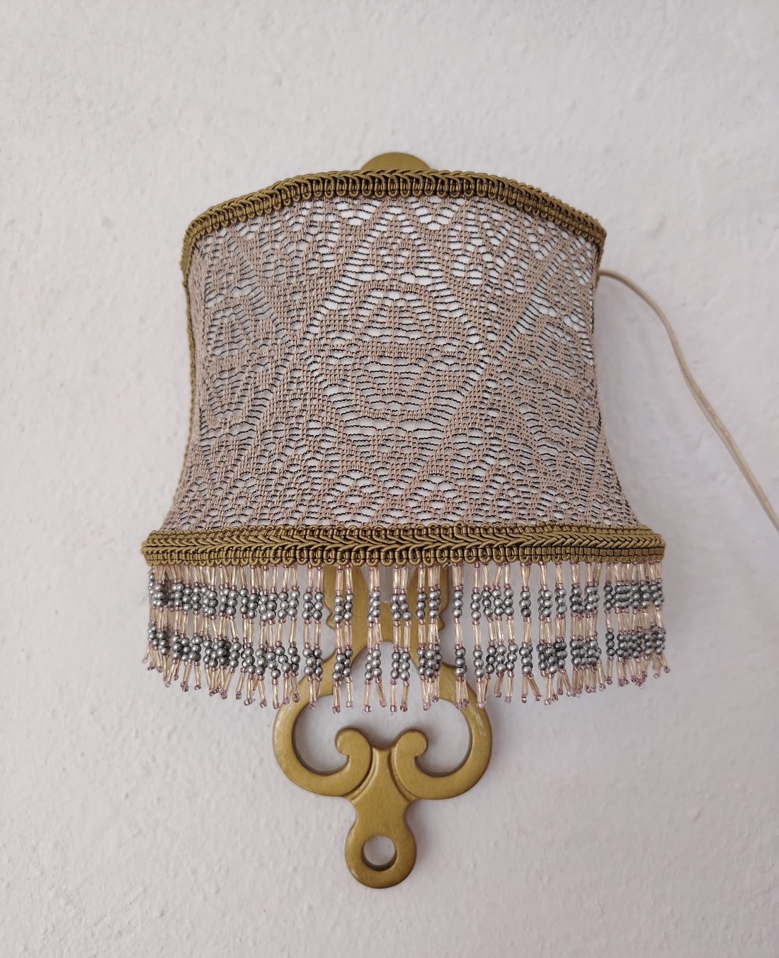 Aplica din bronz si abajur din dantela aurie si franjuri - casă & stil de viață - lămpi și corpuri de iluminat - lampă de ambianță - Artynos.ro