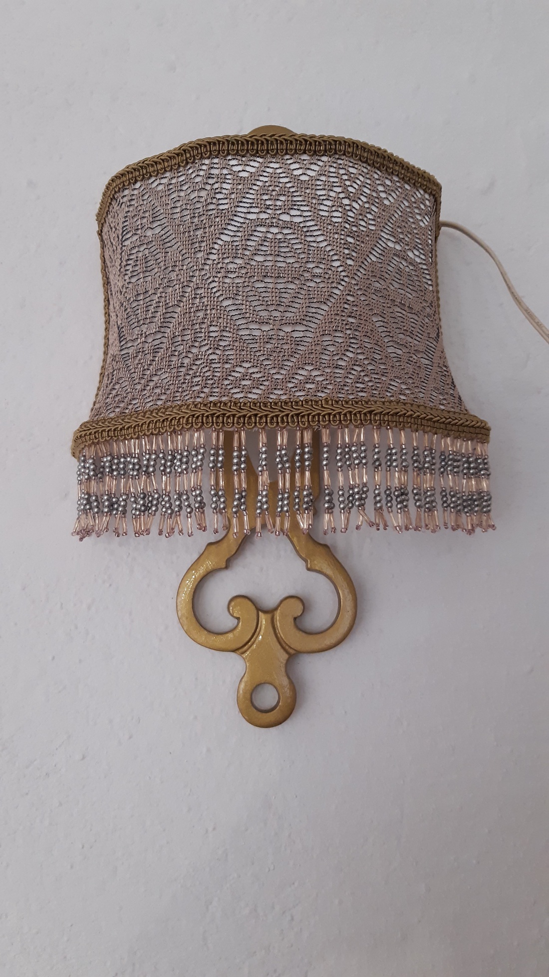 Aplica din bronz si abajur din dantela aurie si franjuri - casă & stil de viață - lămpi și corpuri de iluminat - lampă de ambianță - Artynos.ro