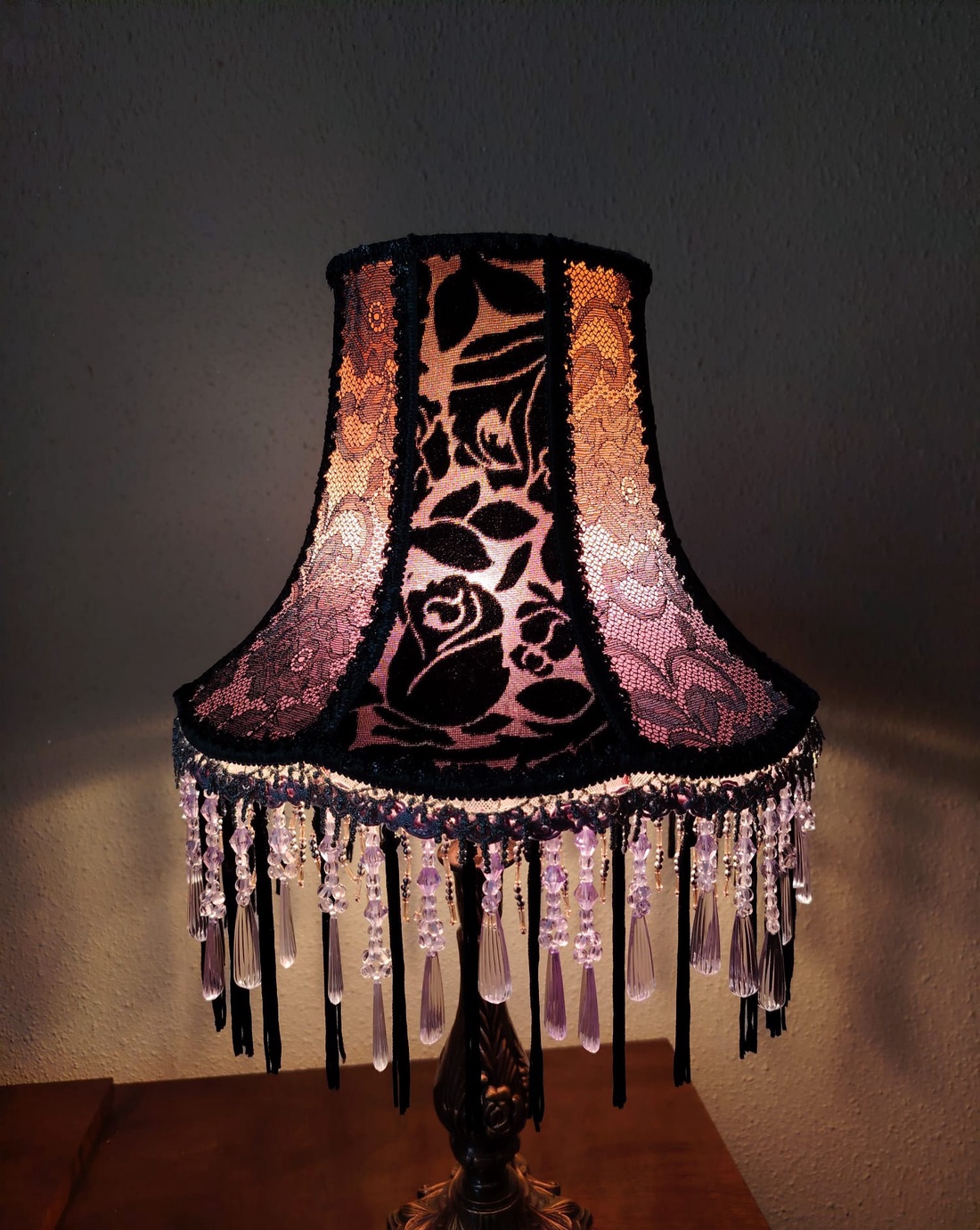 Victorian/Gothic lampshade in black and silver color and beaded fringes - casă & stil de viață - lămpi și corpuri de iluminat - lampă de ambianță - Artynos.ro