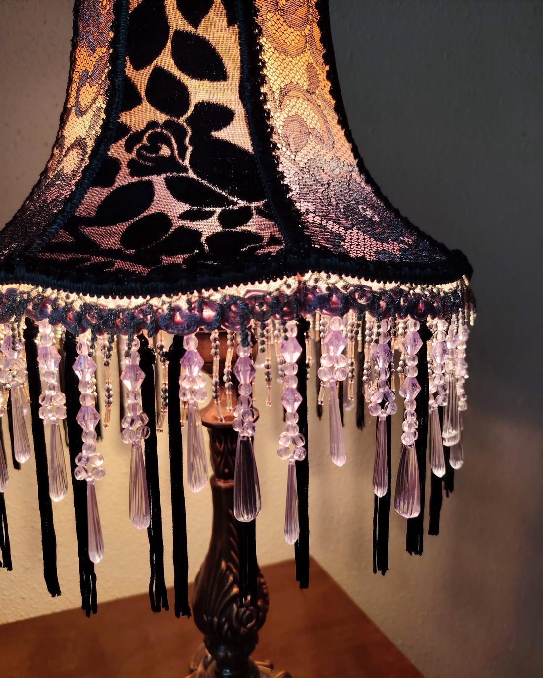 Victorian/Gothic lampshade in black and silver color and beaded fringes - casă & stil de viață - lămpi și corpuri de iluminat - lampă de ambianță - Artynos.ro