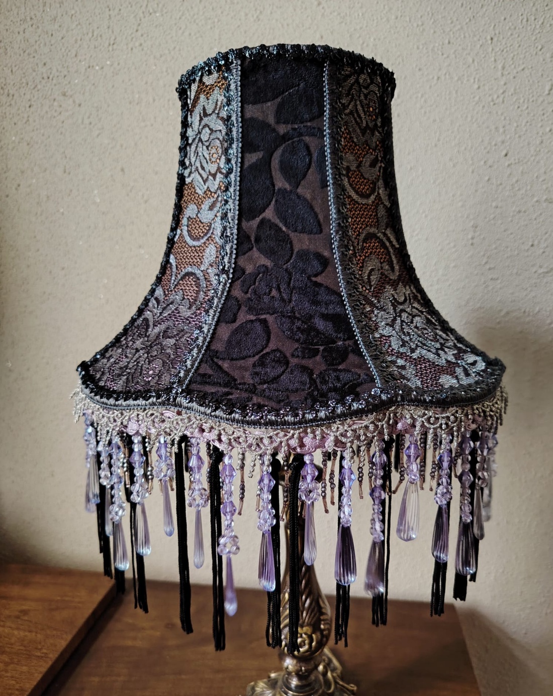 Victorian/Gothic lampshade in black and silver color and beaded fringes - casă & stil de viață - lămpi și corpuri de iluminat - lampă de ambianță - Artynos.ro