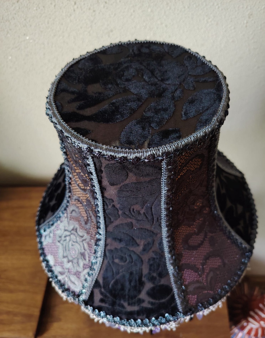 Victorian/Gothic lampshade in black and silver color and beaded fringes - casă & stil de viață - lămpi și corpuri de iluminat - lampă de ambianță - Artynos.ro