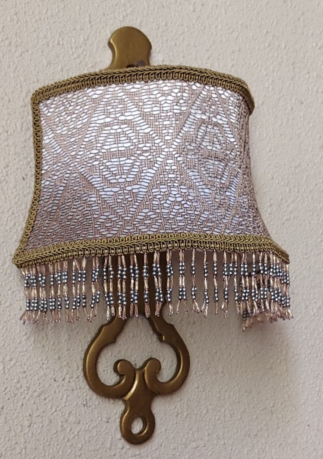 Aplica din bronz si abajur din dantela aurie si franjuri - casă & stil de viață - lămpi și corpuri de iluminat - candelabru - Artynos.ro