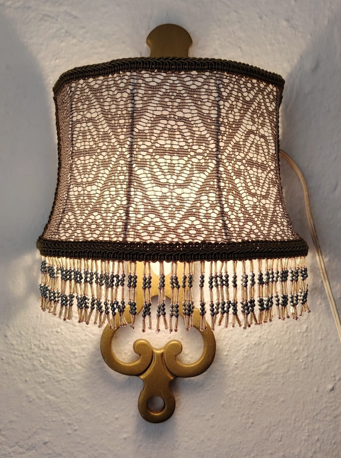 Aplica din bronz si abajur din dantela aurie si franjuri - casă & stil de viață - lămpi și corpuri de iluminat - candelabru - Artynos.ro