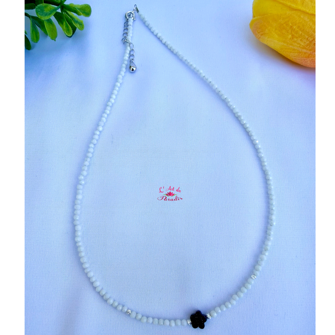 Colier elegant coral cu floricică - bijuterii - coliere - coliere din pietre semiprețioase - Artynos.ro
