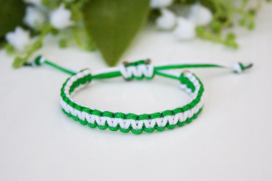 Brățară macramé împletită - Culori Fradi verde/alb - - Artynos.ro Brățară macramé împletită - Culori Fradi verde/alb - - Artynos.ro