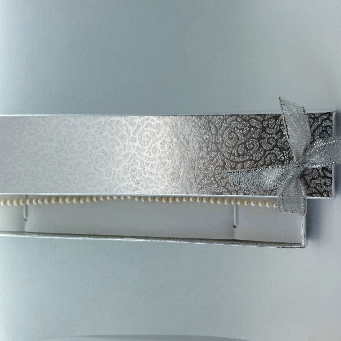 Cutie cu fundă argintie în marquise -  - Artynos.ro Cutie cu fundă argintie în marquise -  - Artynos.ro