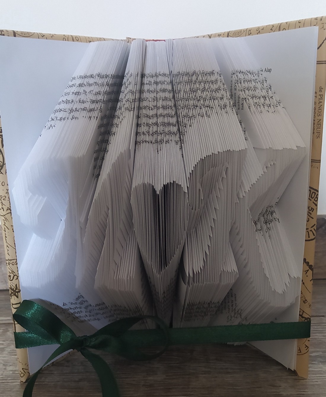 Nume inițiale și sculptură carte inimă - casă & stil de viață - accesorii pentru decorat casa - decorațiuni de masă și decorațiuni pentru rafturi  - sculptură de carte, carte pliată - Artynos.ro