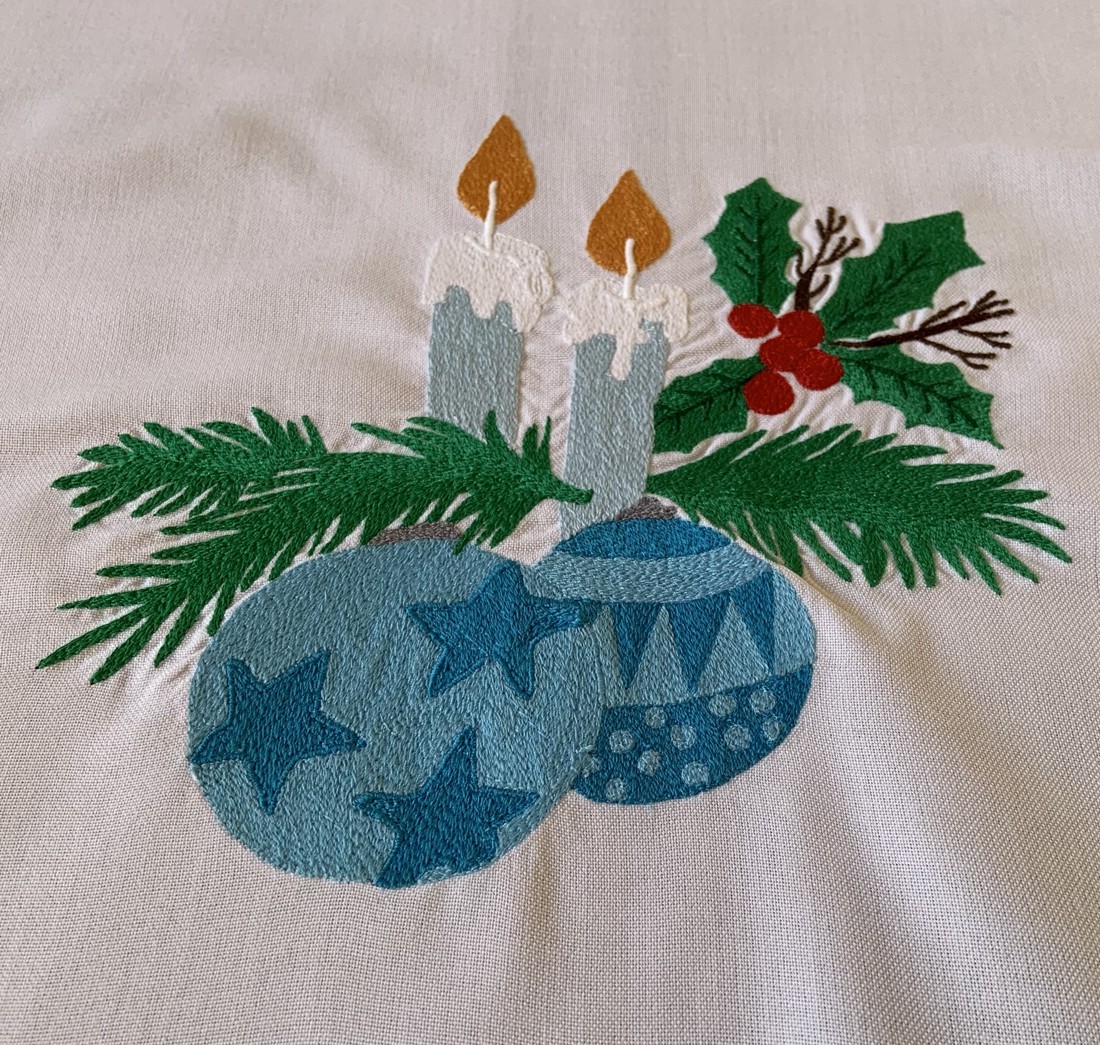 Crăciun mașină brodată față de masă - accesorii de crăciun - decorațiuni de advent - decor de masa advent - Artynos.ro Crăciun mașină brodată față de masă - accesorii de crăciun - decorațiuni de advent - decor de masa advent - Artynos.ro