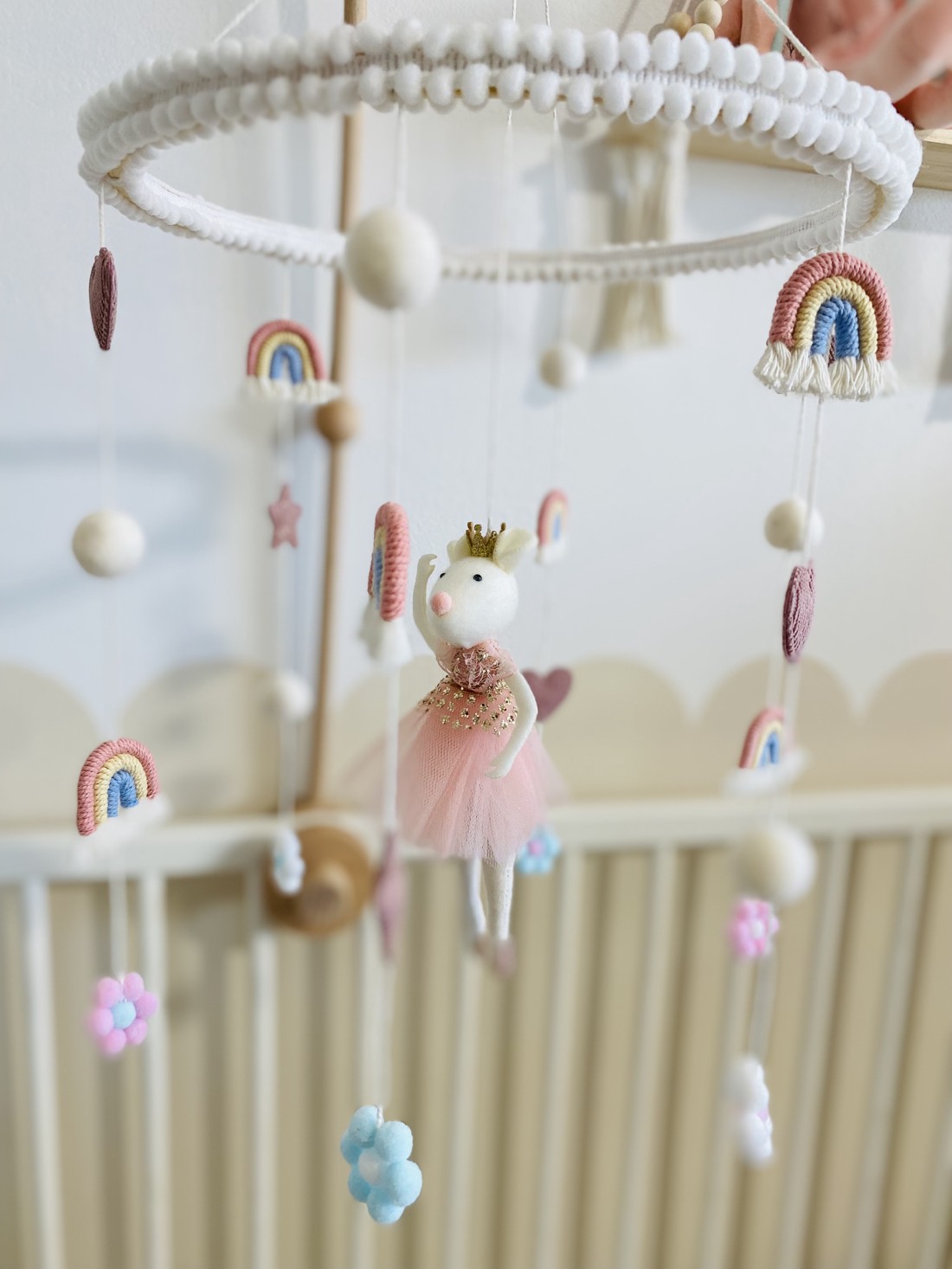 Pastel Dream Pivot pentru pătuț cu șoarece balerină - Pivot pentru bebeluș balerină cu curcubee macrame, pivotare pătuț pastel - - Artynos.ro Pastel Dream Pivot pentru pătuț cu șoarece balerină - Pivot pentru bebeluș balerină cu curcubee macrame, pivotare pătuț pastel - - Artynos.ro
