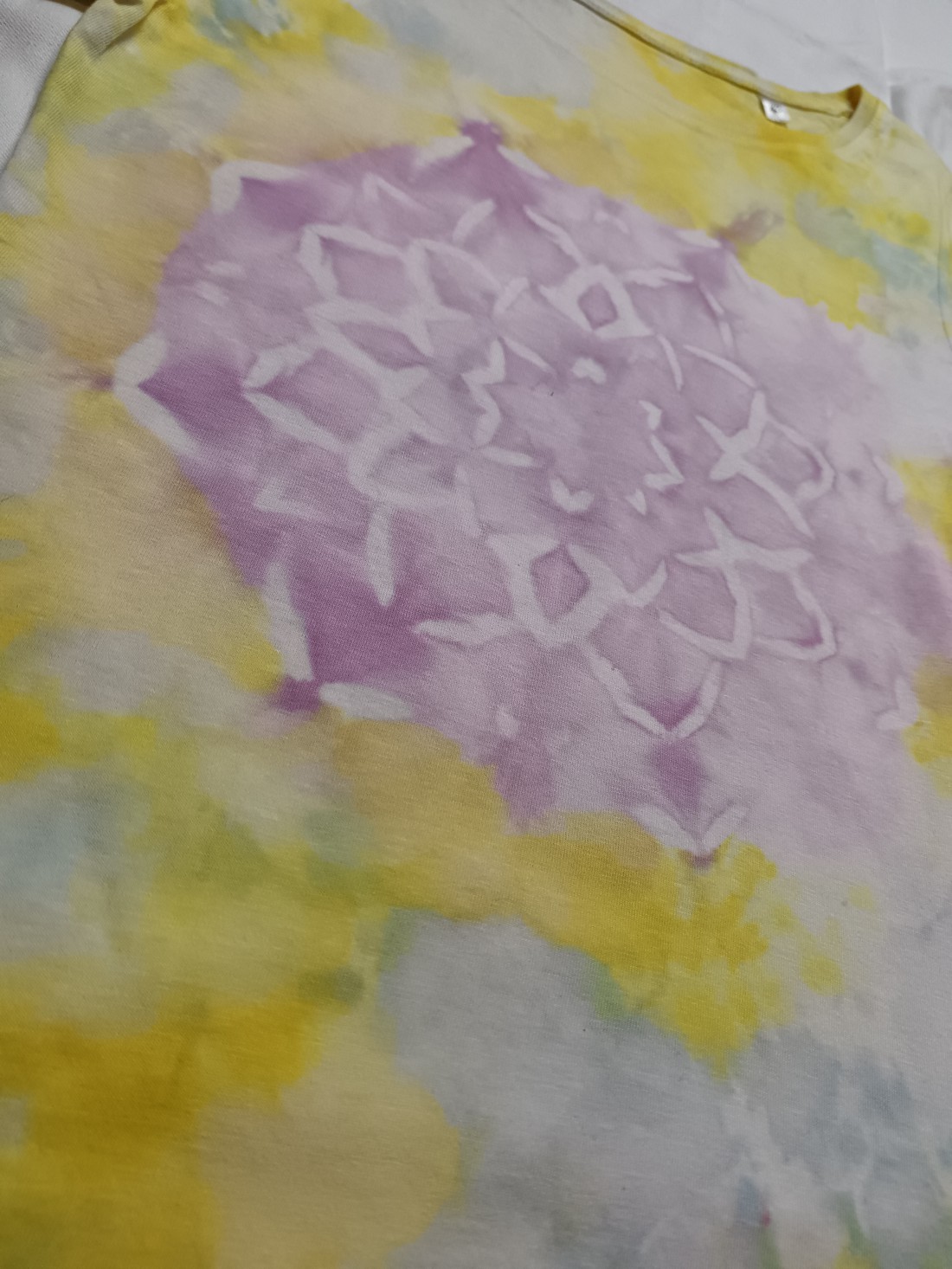 Tricou batik pentru femei mărimea XS - - Artynos.ro Tricou batik pentru femei mărimea XS - - Artynos.ro