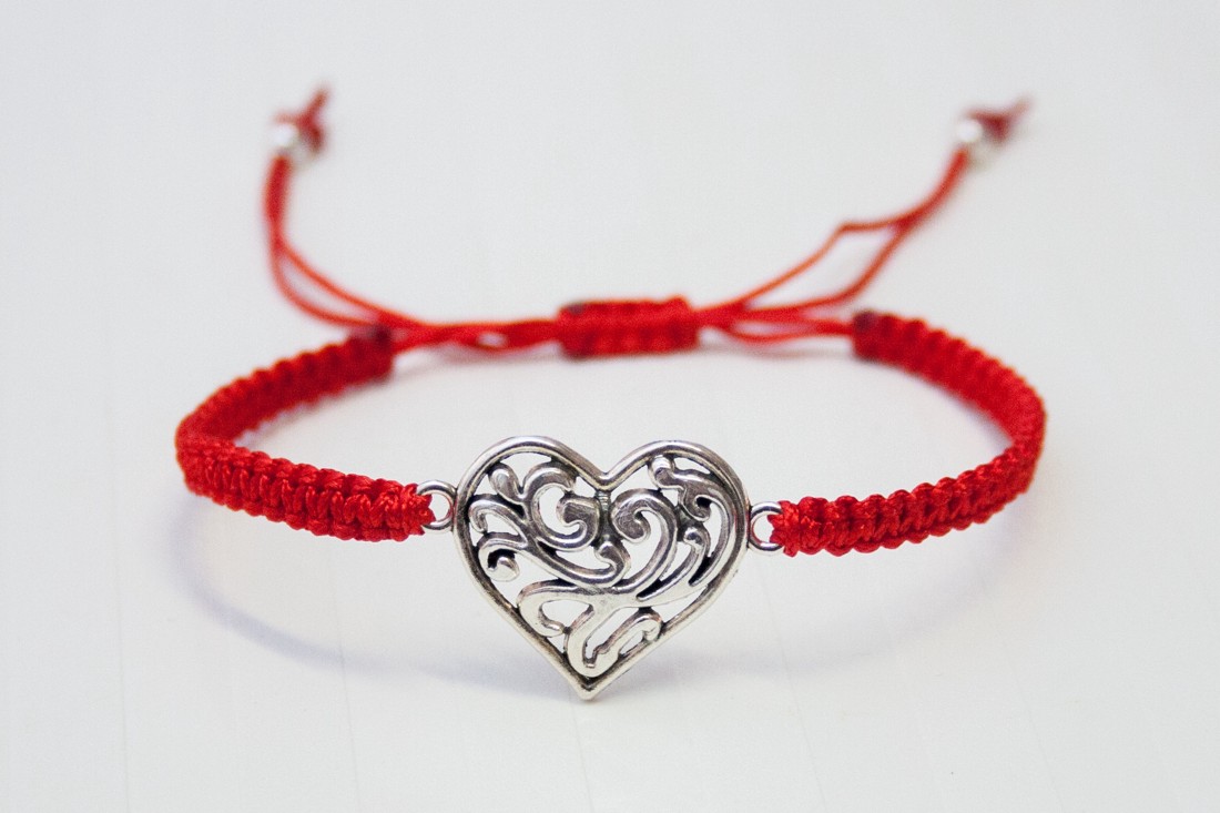 Brățară macramé împletită - Inimă roșie - bijuterii - brățări - brățări împletite - Artynos.ro Brățară macramé împletită - Inimă roșie - bijuterii - brățări - brățări împletite - Artynos.ro