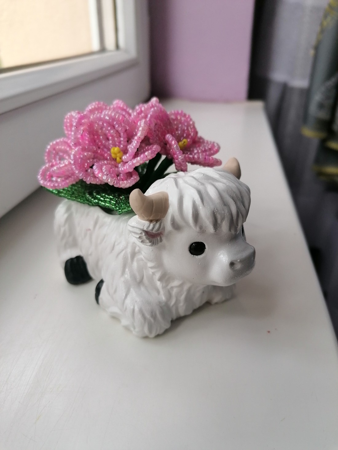 Vacă cu floare de perle - casă & stil de viață - accesorii pentru decorat casa - suport de flori - buchete de flori - Artynos.ro