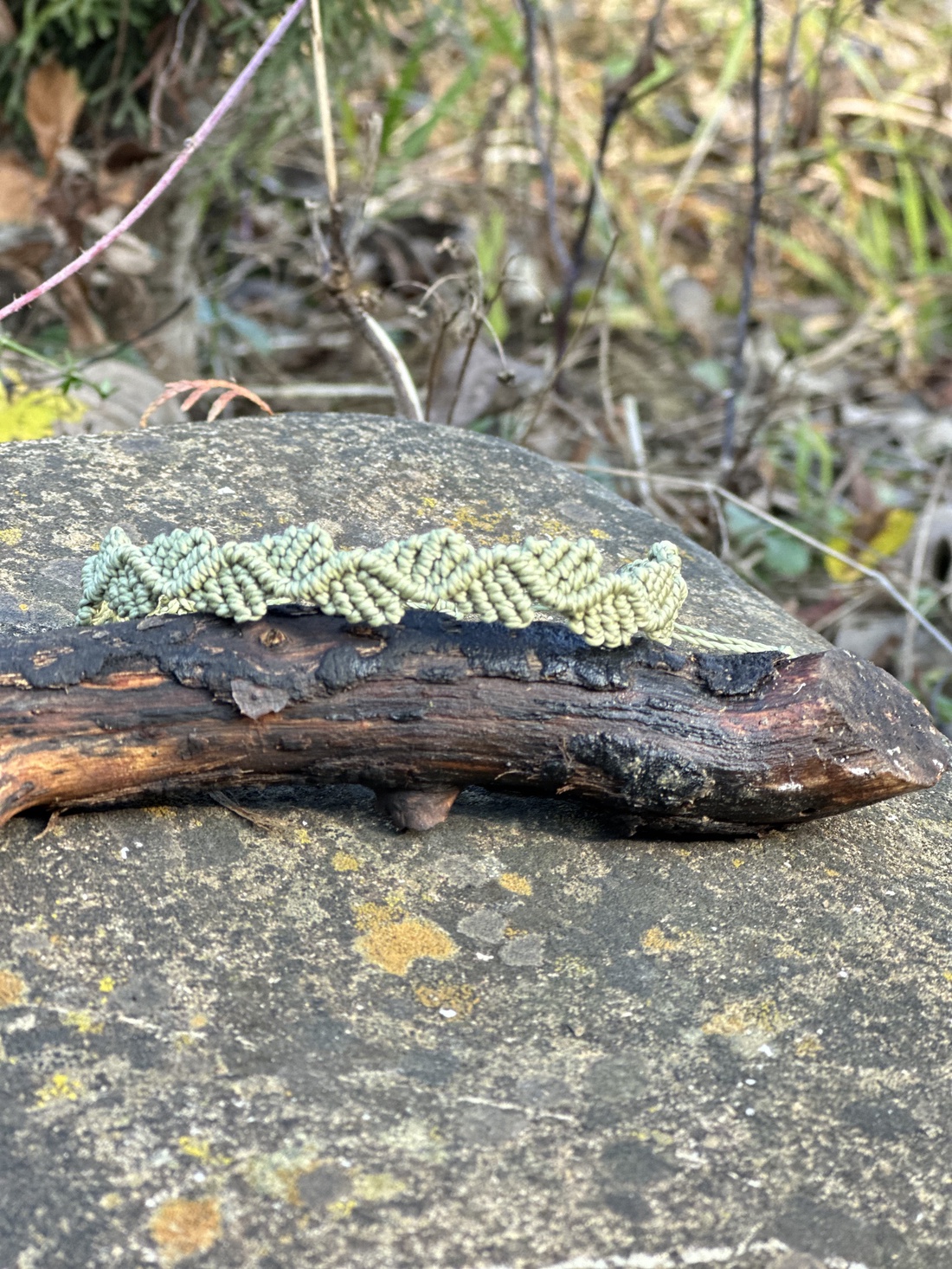 Brățară verde cu frunzulițe � împletitură lucrată manual - bijuterii - brățări - brățări împletite - Artynos.ro