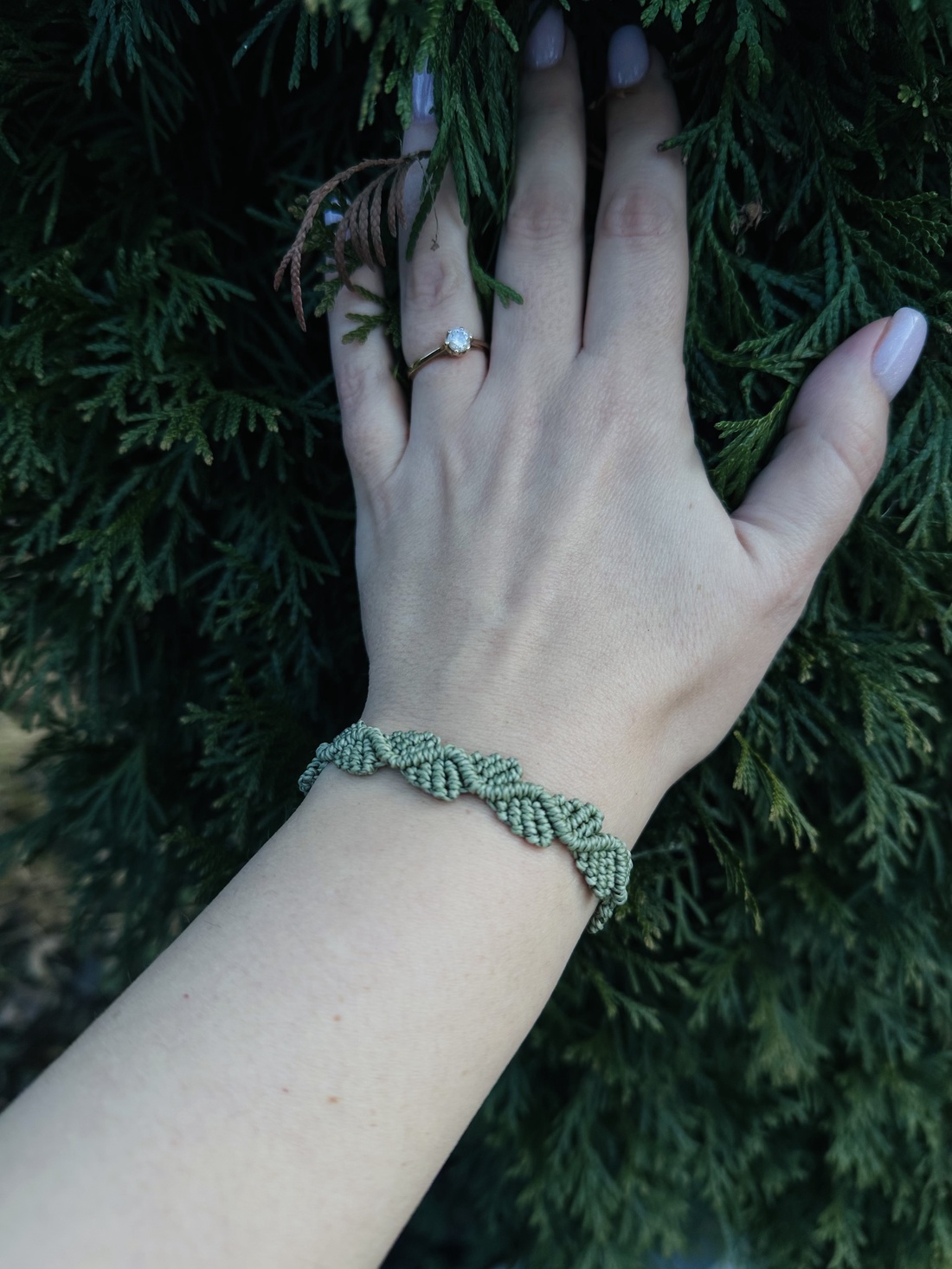 Brățară verde cu frunzulițe � împletitură lucrată manual - bijuterii - brățări - brățări împletite - Artynos.ro