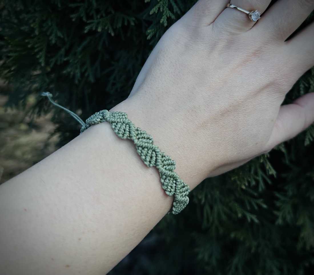 Brățară verde cu frunzulițe � împletitură lucrată manual - bijuterii - brățări - brățări împletite - Artynos.ro