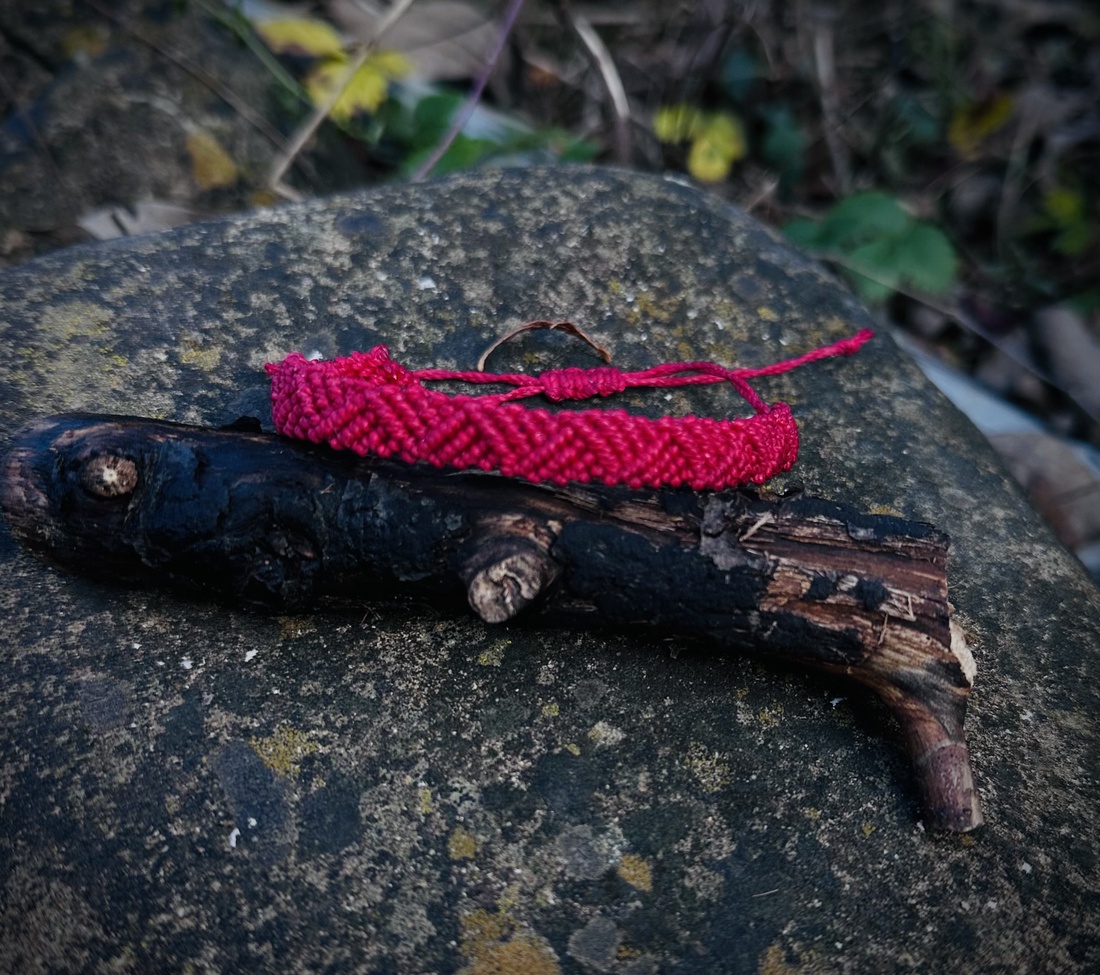 Brățară roșie împletită, ajustabilă, lucrată manual - bijuterii - brățări - brățări împletite - Artynos.ro