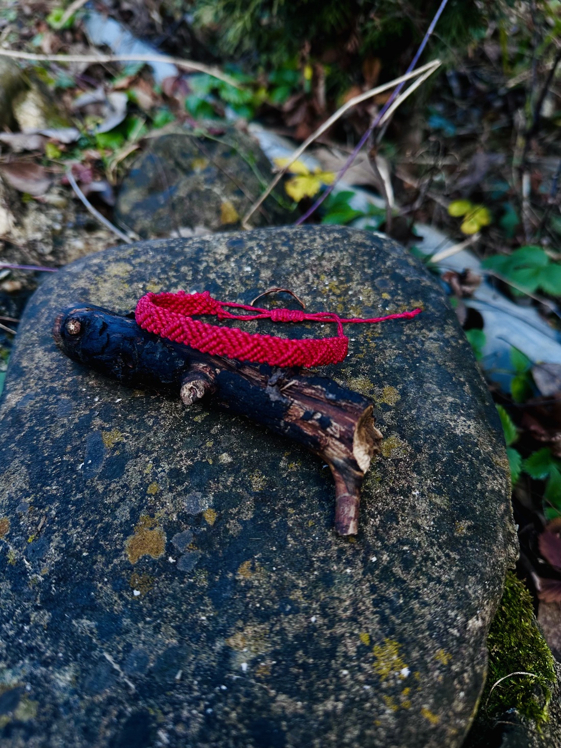 Brățară roșie împletită, ajustabilă, lucrată manual - bijuterii - brățări - brățări împletite - Artynos.ro