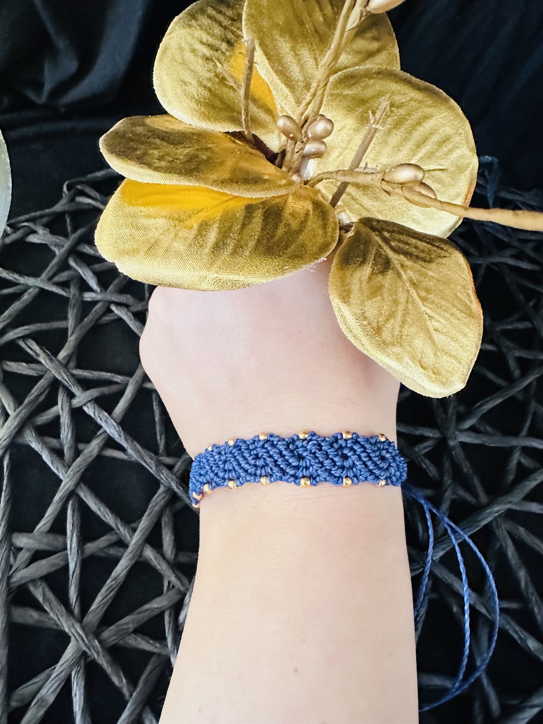 Brățară albastră împletită, ajustabilă, lucrată manual - bijuterii - brățări - brățări împletite - Artynos.ro