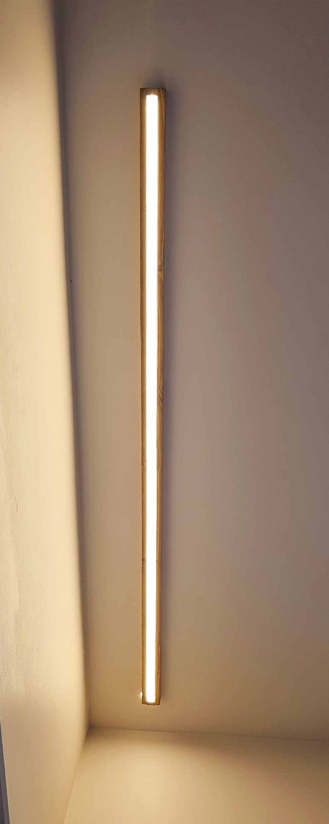 Aplica de Lemn cu Led, Handmade Minimalist, 100x5x2cm, cu lumina calda sau neutra � Design Unic - casă & stil de viață - lămpi și corpuri de iluminat - lampă de ambianță - Artynos.ro