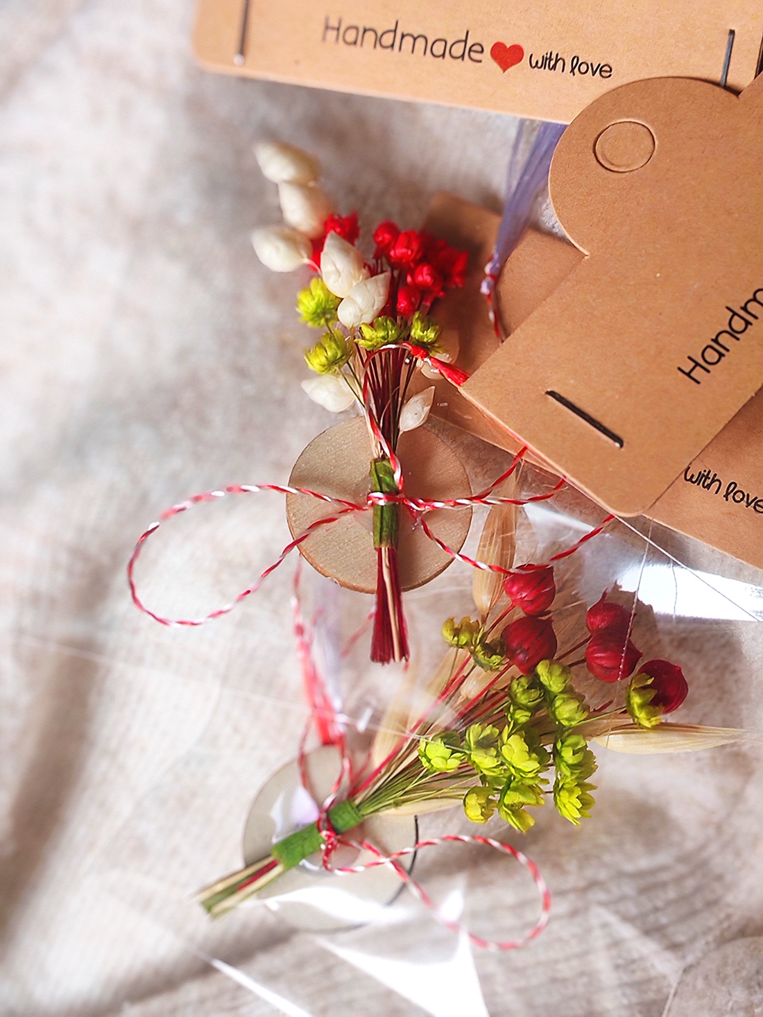 Set 10 Martisoare tip brosa lucrate manual, pe suport de lemn si cu flori naturale uscate - bijuterii - mărțișor - Artynos.ro Set 10 Martisoare tip brosa lucrate manual, pe suport de lemn si cu flori naturale uscate - bijuterii - mărțișor - Artynos.ro