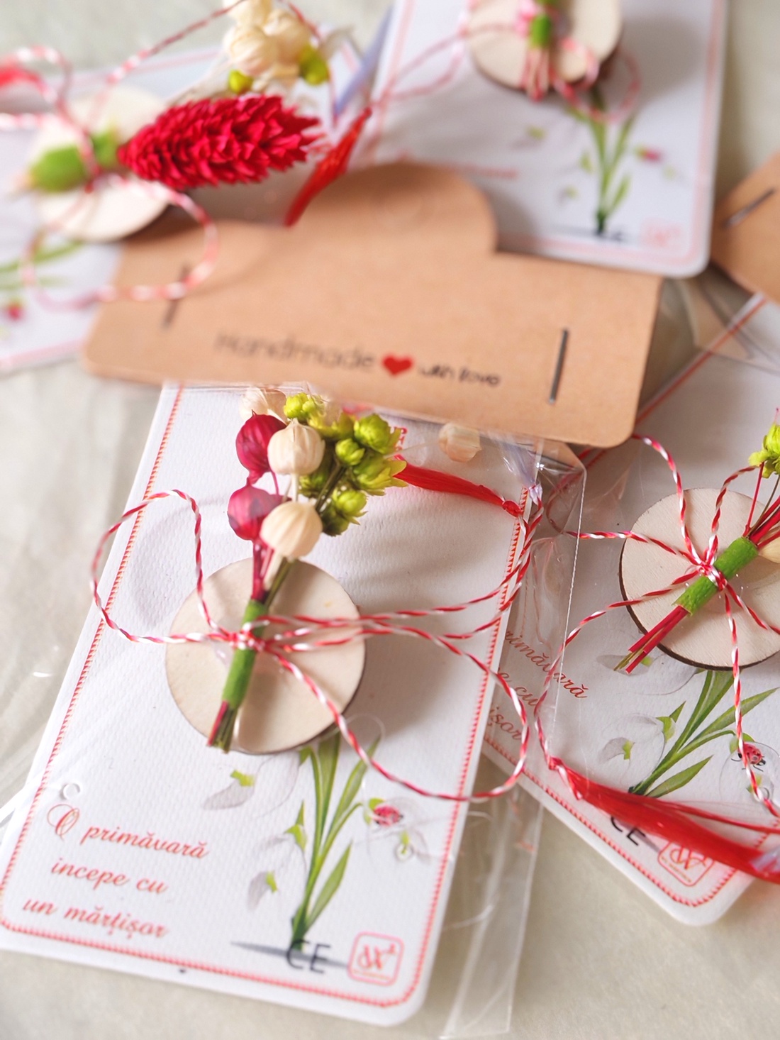 Set 10 Martisoare tip brosa lucrate manual, pe suport de lemn si cu flori naturale uscate - bijuterii - mărțișor - Artynos.ro Set 10 Martisoare tip brosa lucrate manual, pe suport de lemn si cu flori naturale uscate - bijuterii - mărțișor - Artynos.ro