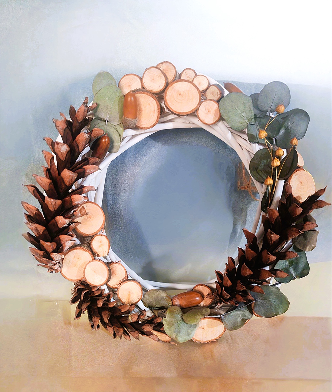 Coronita naturala din nuieleuse albe si elemente de lemn, pentru Craciun - crăciun - decorațiuni de advent - coroniță advent - Artynos.ro