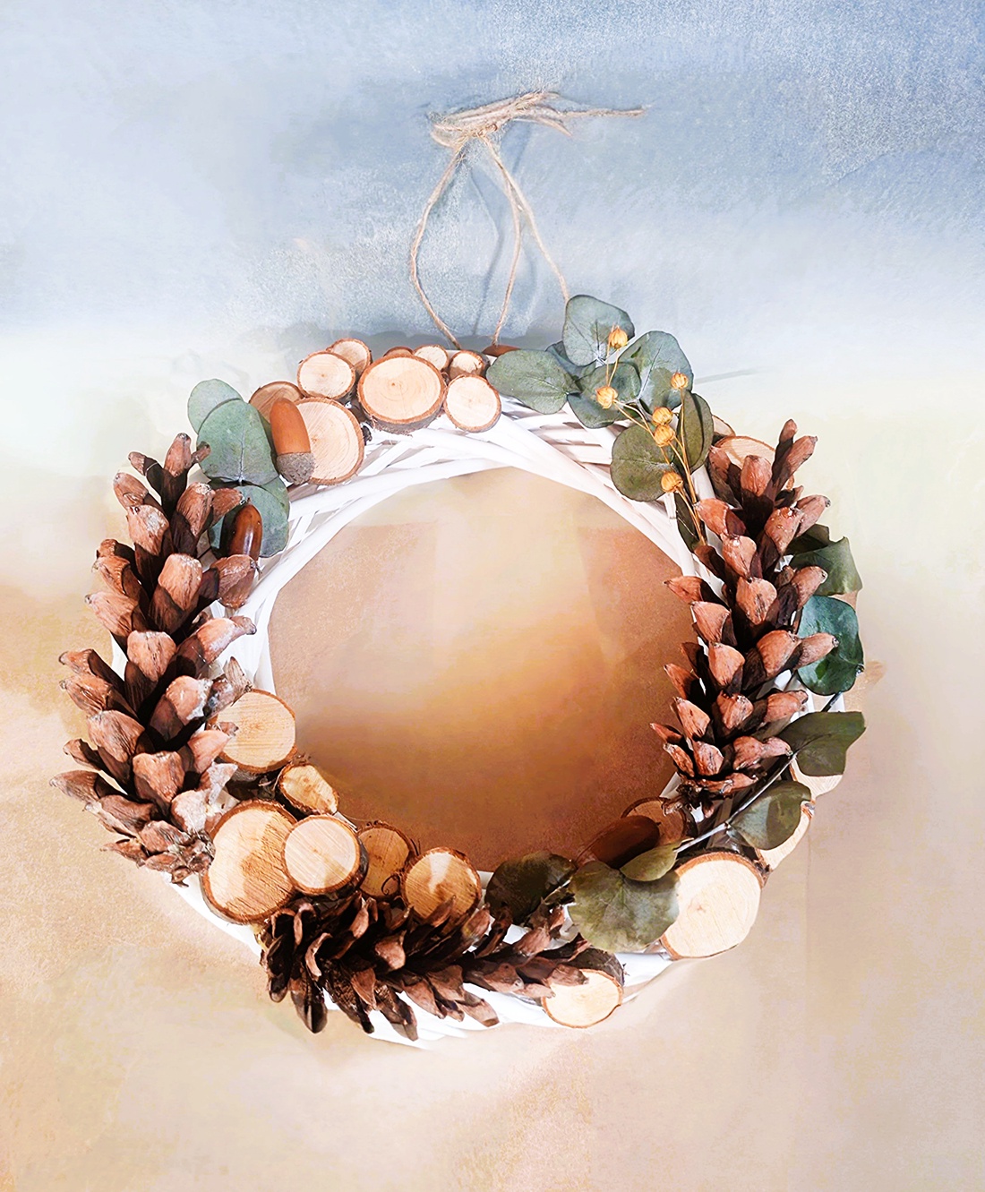 Coronita naturala din nuieleuse albe si elemente de lemn, pentru Craciun - crăciun - decorațiuni de advent - coroniță advent - Artynos.ro