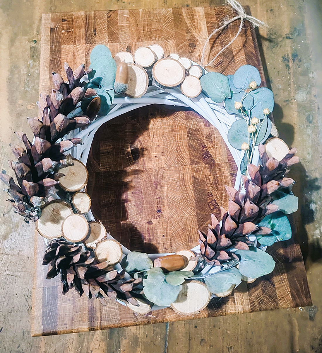 Coronita naturala din nuieleuse albe si elemente de lemn, pentru Craciun - crăciun - decorațiuni de advent - coroniță advent - Artynos.ro