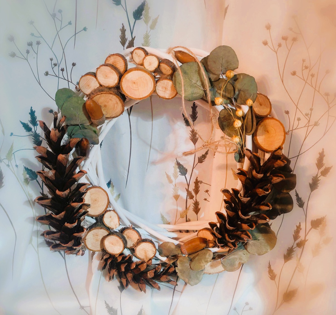 Coronita naturala din nuieleuse albe si elemente de lemn, pentru Craciun - crăciun - decorațiuni de advent - coroniță advent - Artynos.ro