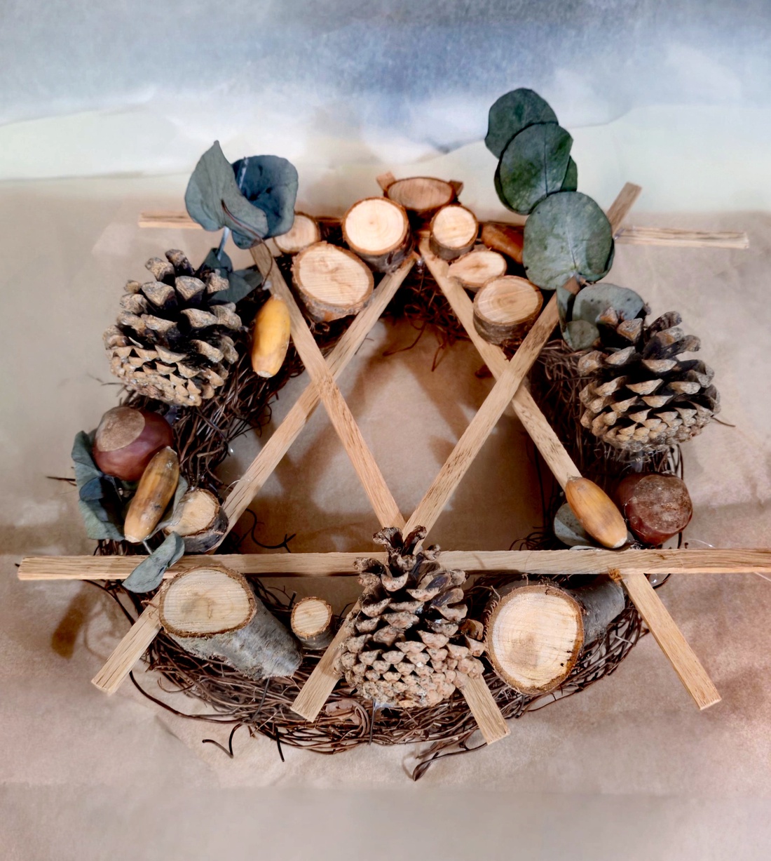 Coronita naturala din nuieleuse si elemente de lemn, pentru Craciun - crăciun - decorațiuni de advent - coroniță advent - Artynos.ro