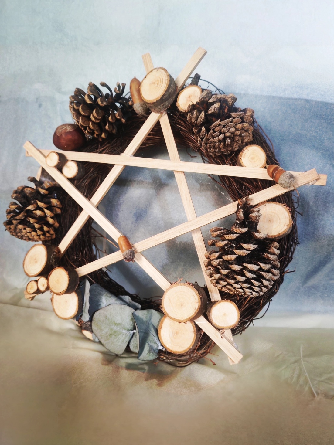 Coronita naturala din nuieleuse si elemente de lemn, pentru Craciun - crăciun - decorațiuni de advent - coroniță advent - Artynos.ro