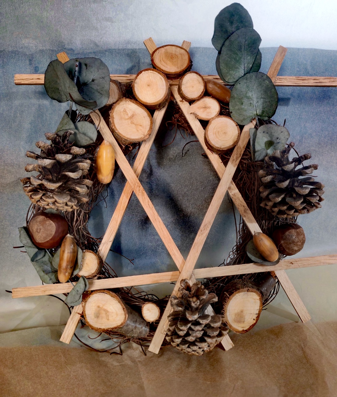 Coronita naturala din nuieleuse si elemente de lemn, pentru Craciun - crăciun - decorațiuni de advent - coroniță advent - Artynos.ro