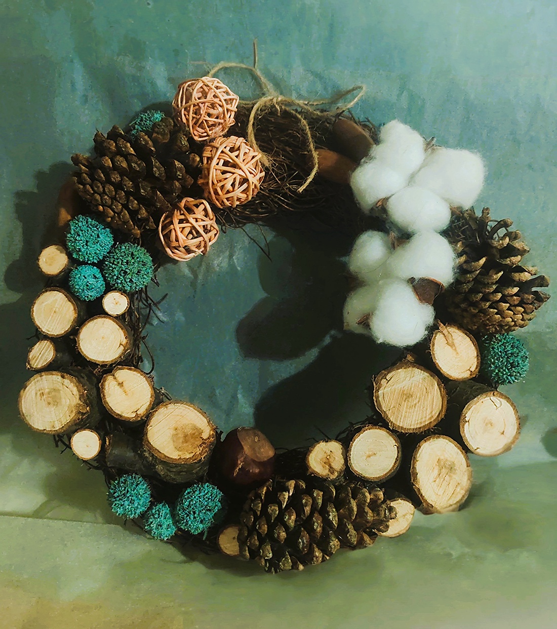 Coronita naturala din nuieleuse si elemente de lemn, pentru Craciun - crăciun - decorațiuni de advent - coroniță advent - Artynos.ro