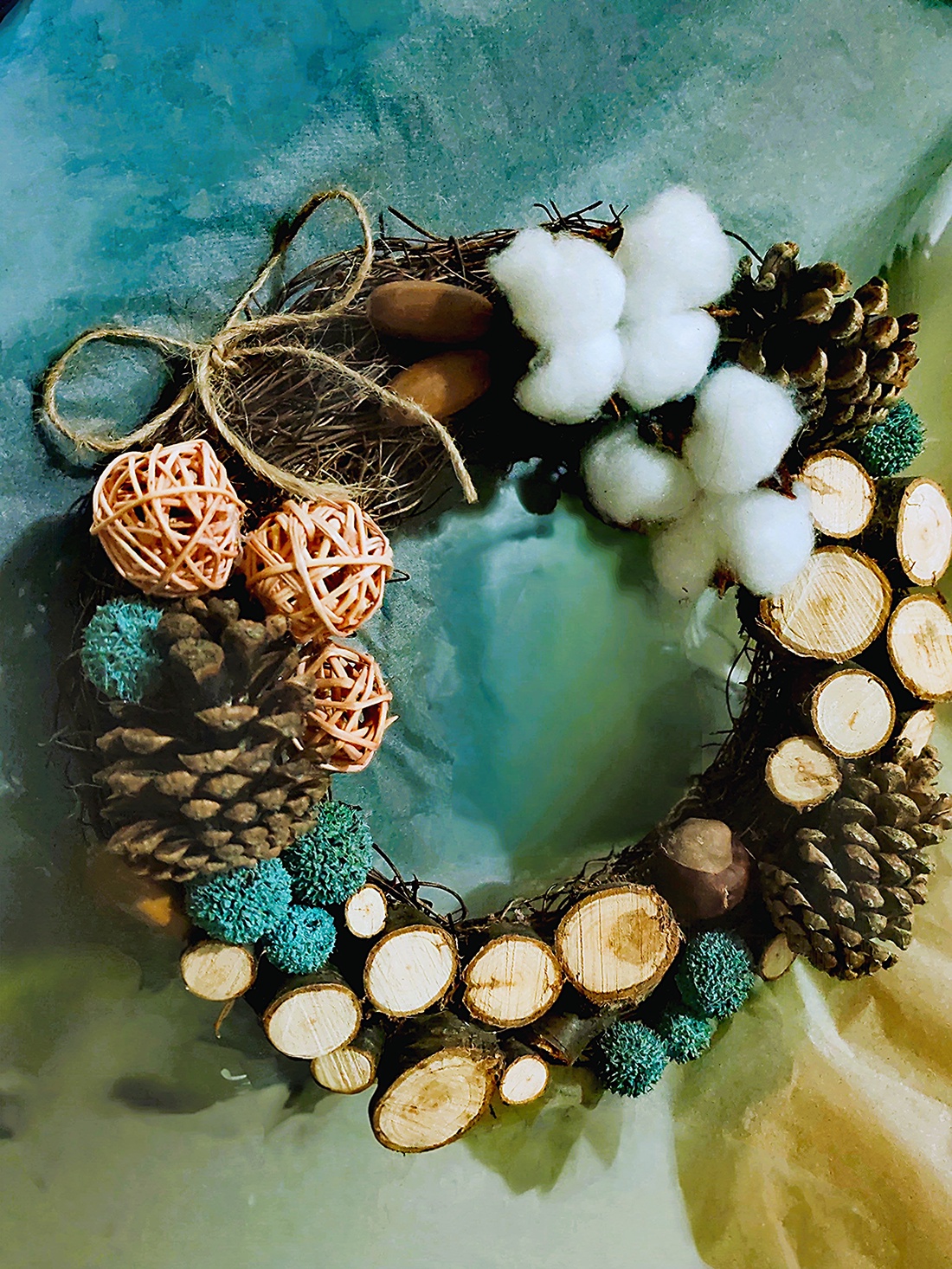 Coronita naturala din nuieleuse si elemente de lemn, pentru Craciun - crăciun - decorațiuni de advent - coroniță advent - Artynos.ro