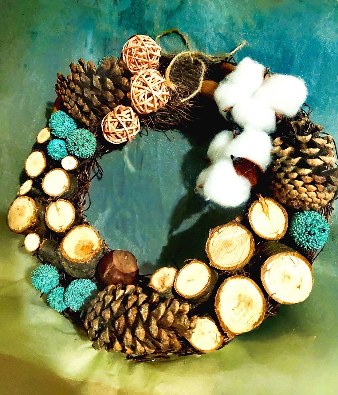 Coronita naturala din nuieleuse si elemente de lemn, pentru Craciun - crăciun - decorațiuni de advent - coroniță advent - Artynos.ro