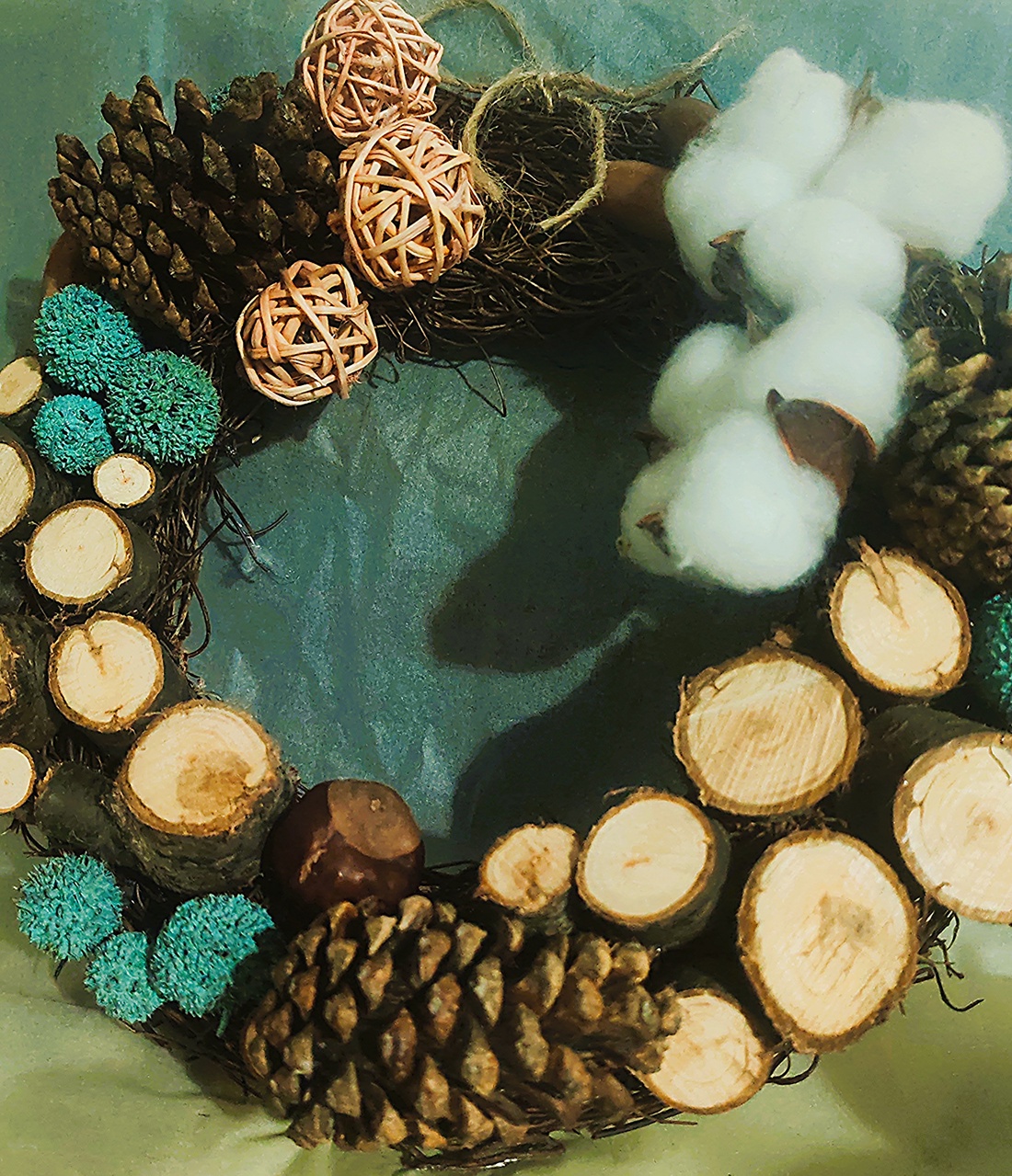 Coronita naturala din nuieleuse si elemente de lemn, pentru Craciun - crăciun - decorațiuni de advent - coroniță advent - Artynos.ro