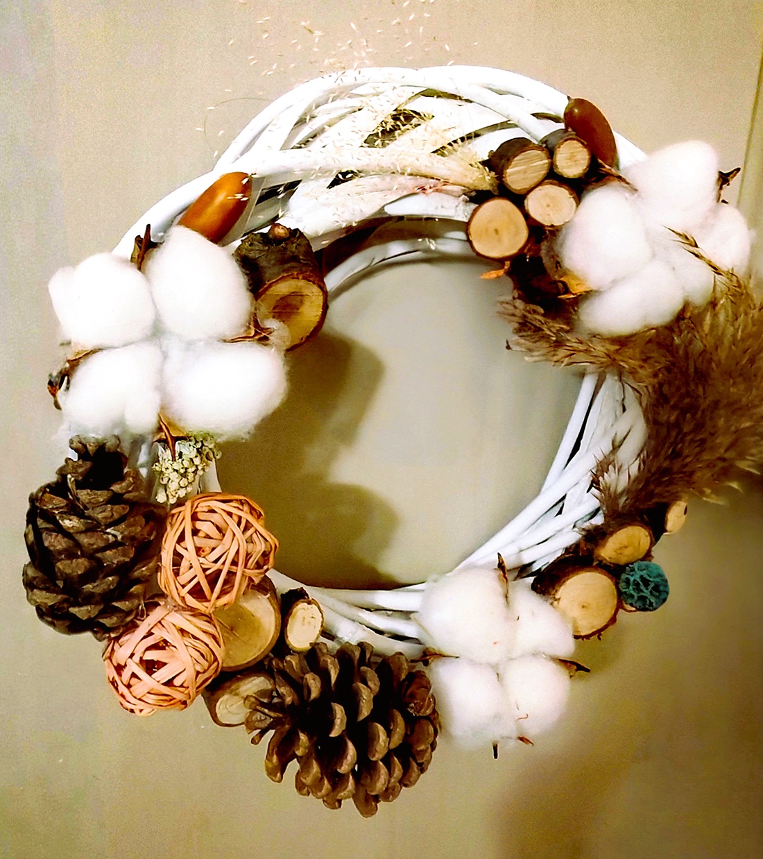 Coronita naturala din nuieleuse si elemente de lemn, pentru Craciun - crăciun - decorațiuni de advent - coroniță advent - Artynos.ro