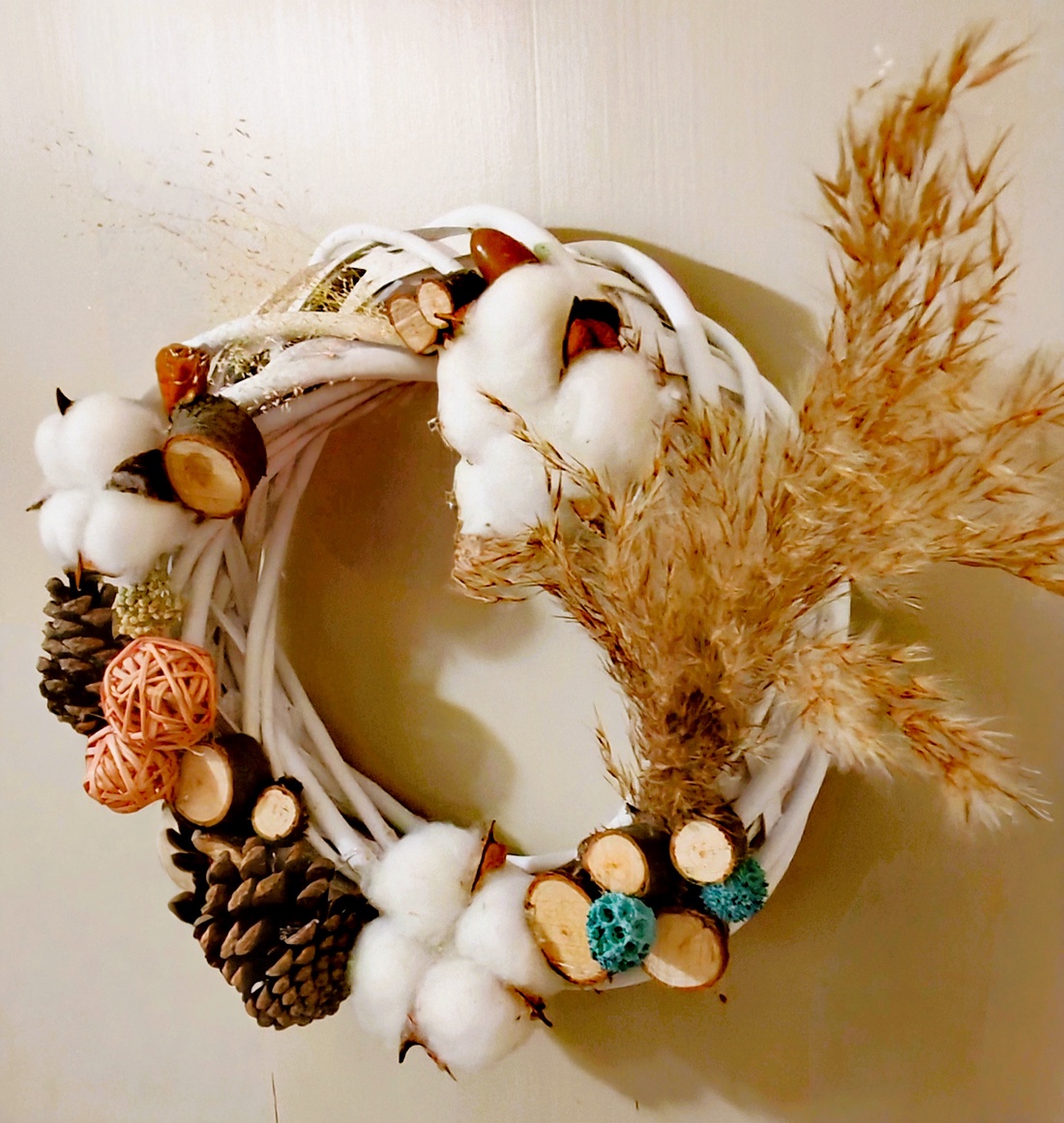 Coronita naturala din nuieleuse si elemente de lemn, pentru Craciun - crăciun - decorațiuni de advent - coroniță advent - Artynos.ro