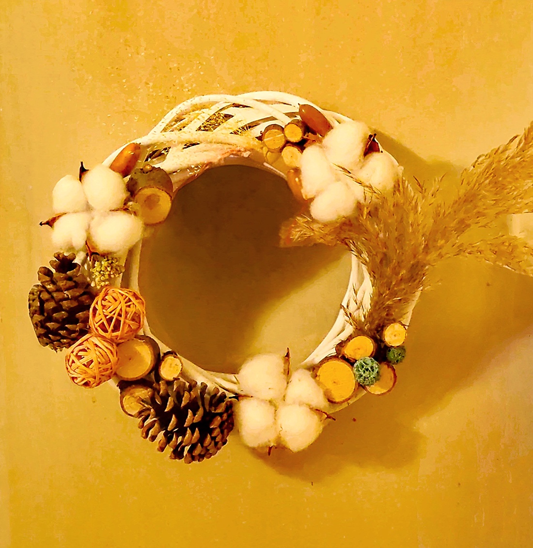 Coronita naturala din nuieleuse si elemente de lemn, pentru Craciun - crăciun - decorațiuni de advent - coroniță advent - Artynos.ro