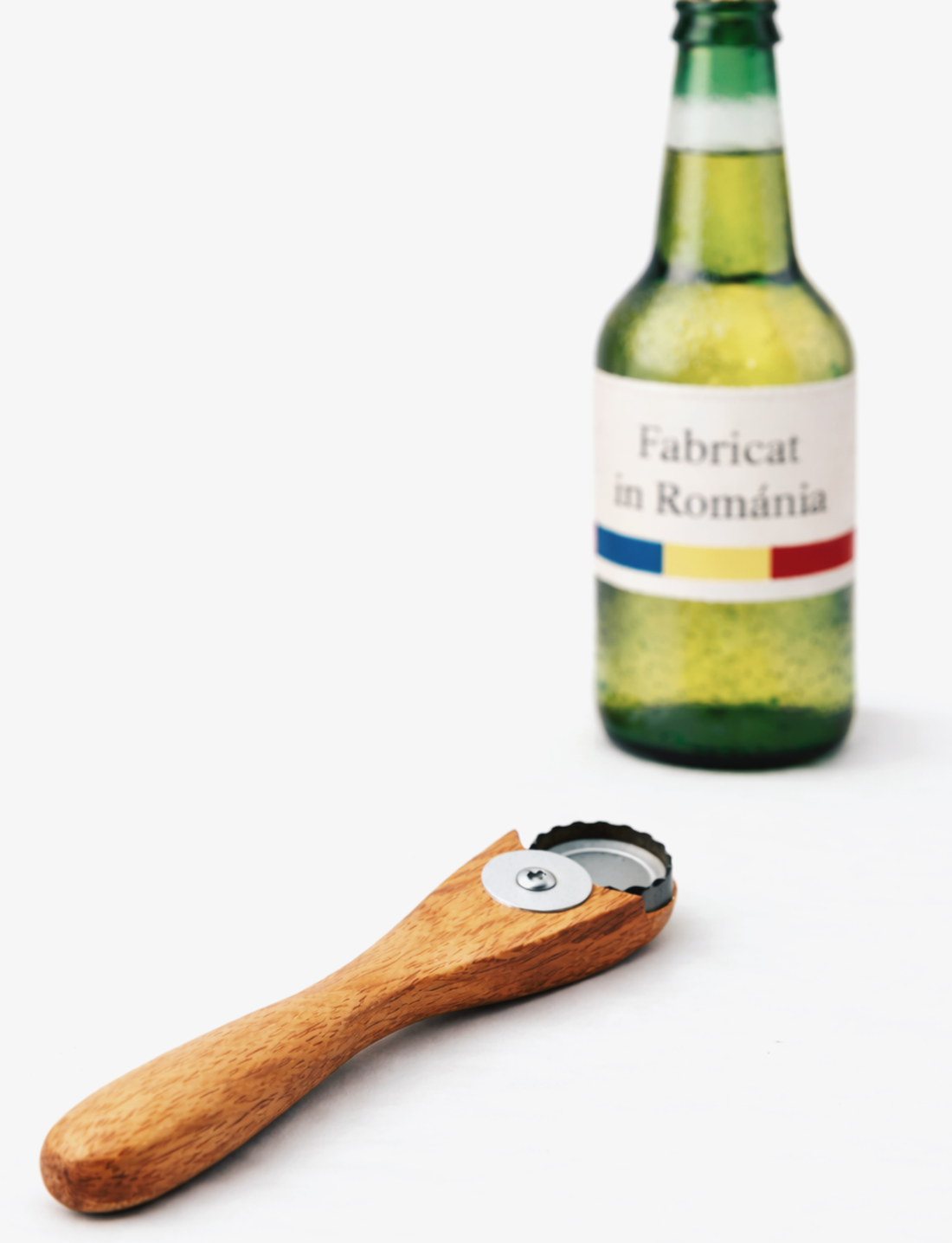 Deschizator ingenios de sticle lucrat manual din lemn masiv de stejar, cu magnet, ambalat cadou - casă & stil de viață - echipamente de bucătărie - accesorii de servire - linguri și furculițe artizanale - Artynos.ro