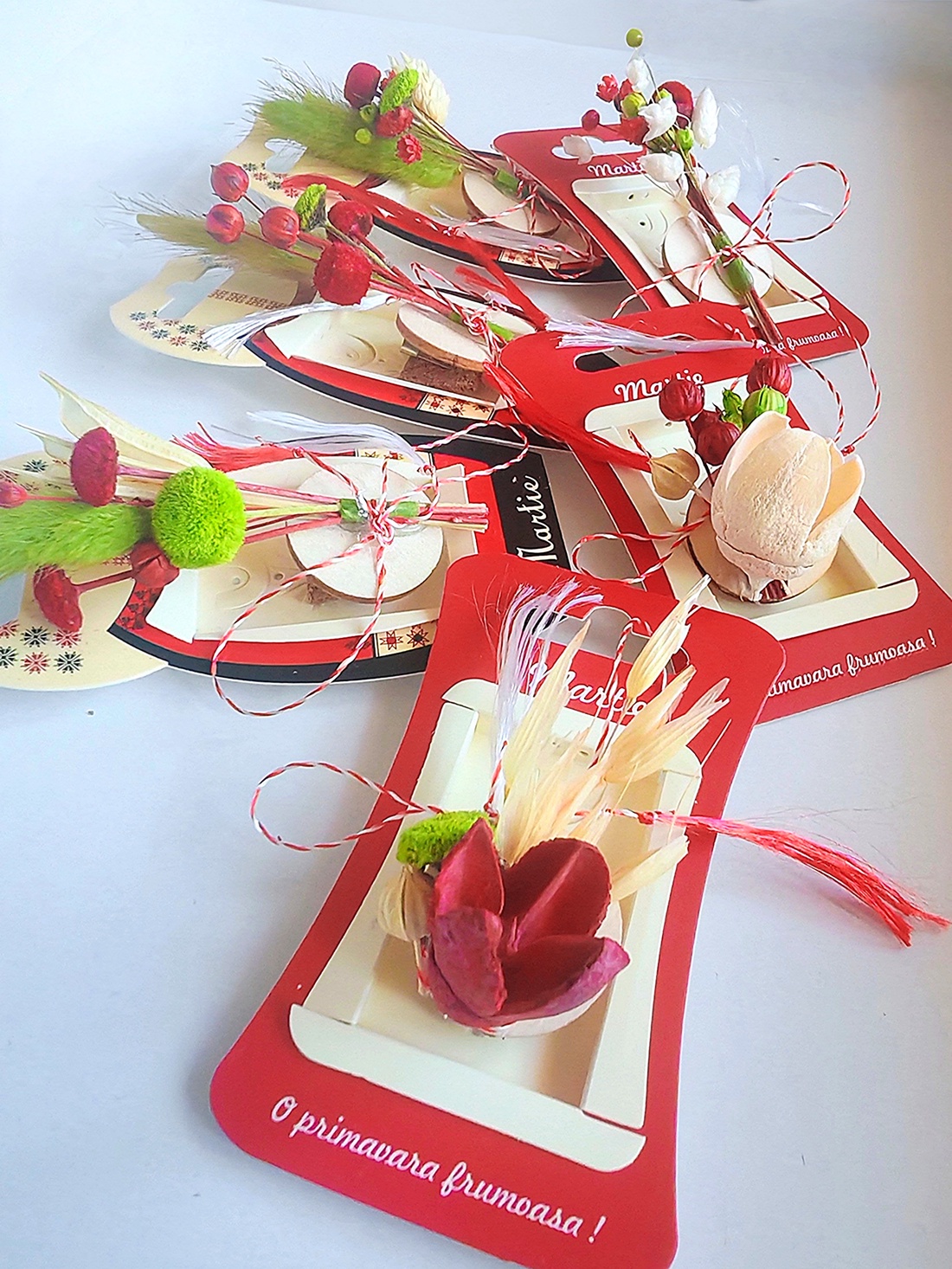 Set 10 Martisoare tip brosa lucrate manual, pe suport de lemn si cu flori naturale uscate, ambalaj traditional - bijuterii - mărțișor - Artynos.ro