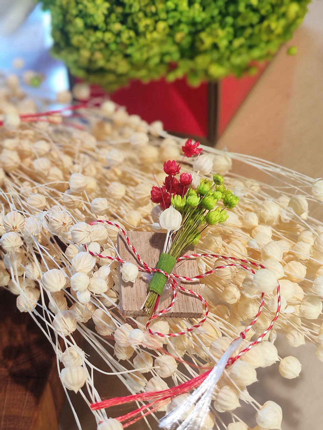 Set 10 Martisoare tip brosa lucrate manual, pe suport de lemn si cu flori naturale uscate, ambalaj traditional - bijuterii - mărțișor - Artynos.ro