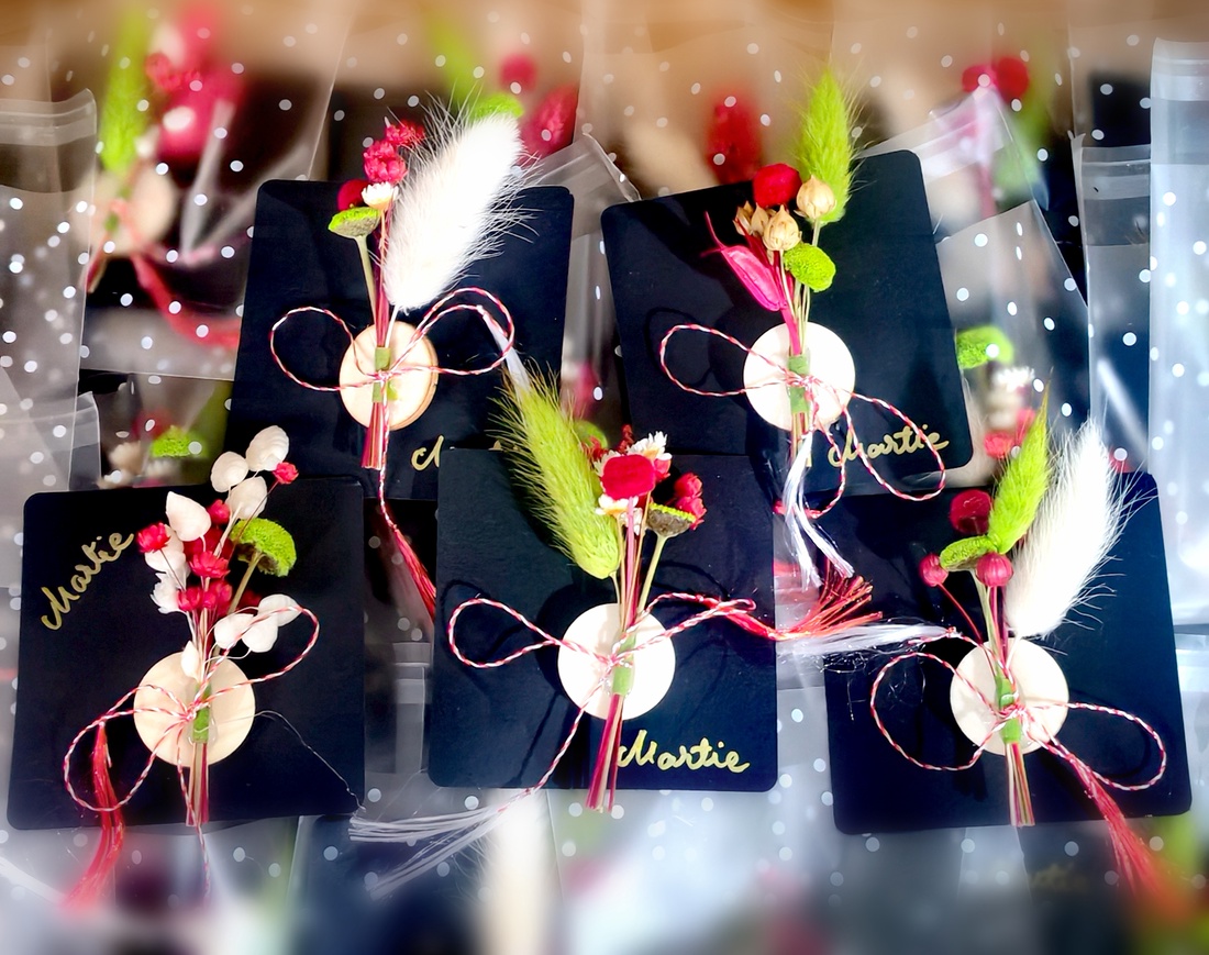 Set 10 Martisoare tip brosa lucrate manual, pe suport de lemn si cu flori naturale uscate, cartonas negru - bijuterii - mărțișor - Artynos.ro