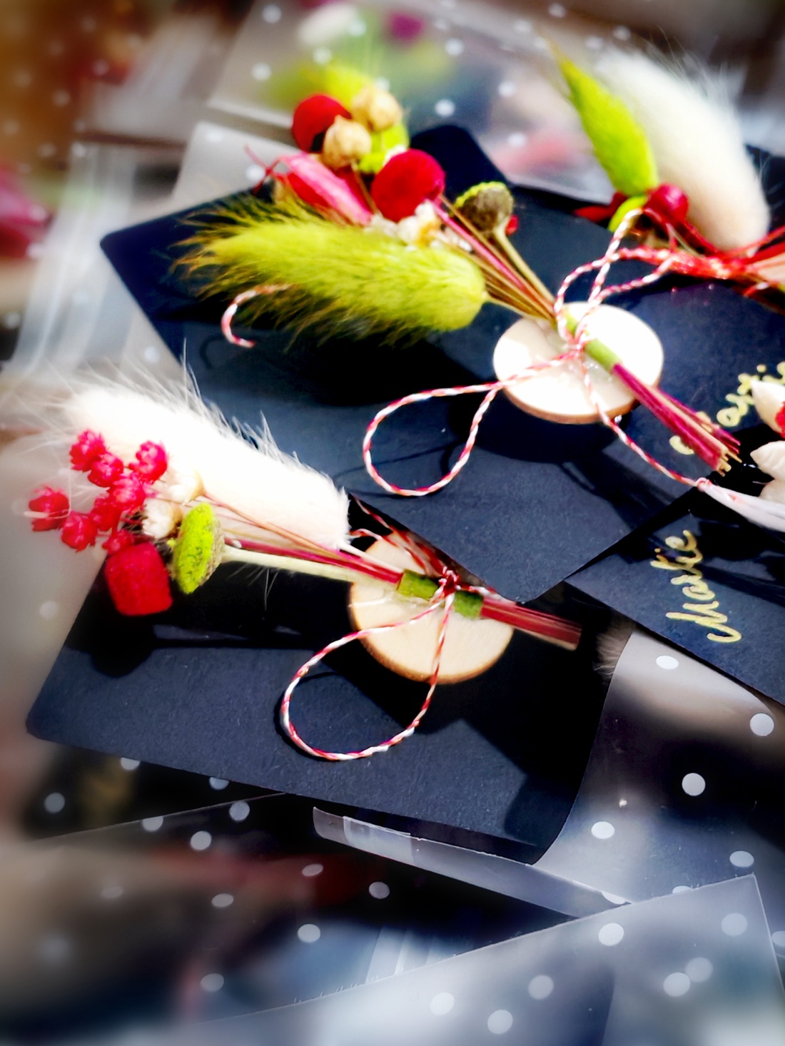 Set 10 Martisoare tip brosa lucrate manual, pe suport de lemn si cu flori naturale uscate, cartonas negru - bijuterii - mărțișor - Artynos.ro