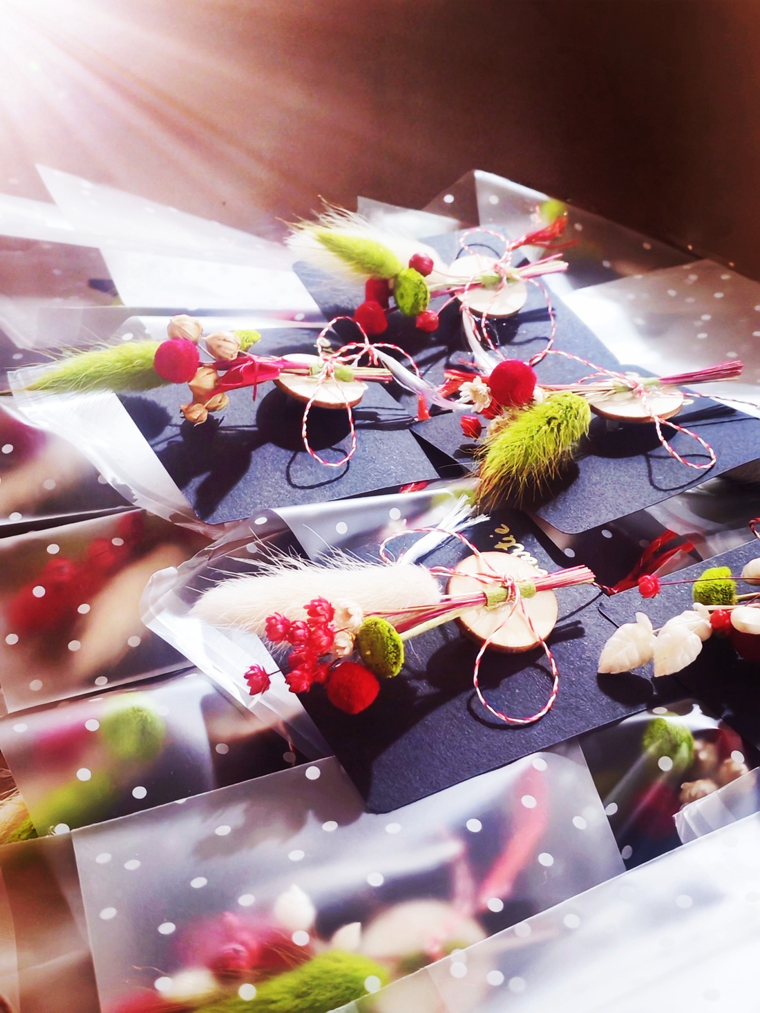 Set 10 Martisoare tip brosa lucrate manual, pe suport de lemn si cu flori naturale uscate, cartonas negru - bijuterii - mărțișor - Artynos.ro