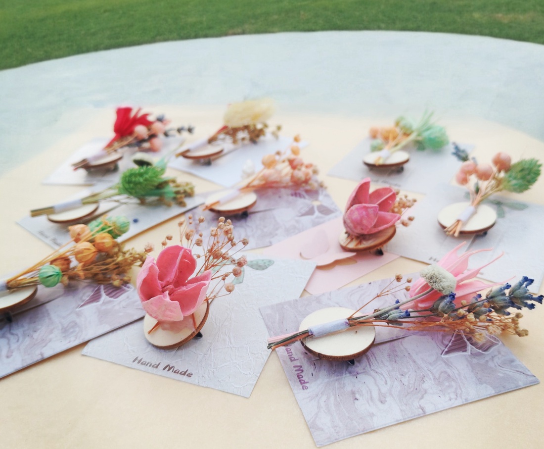 Set 10 Martisoare tip brosa lucrate manual, multicolore, pe suport de lemn si cu flori naturale uscate - bijuterii - mărțișor - Artynos.ro