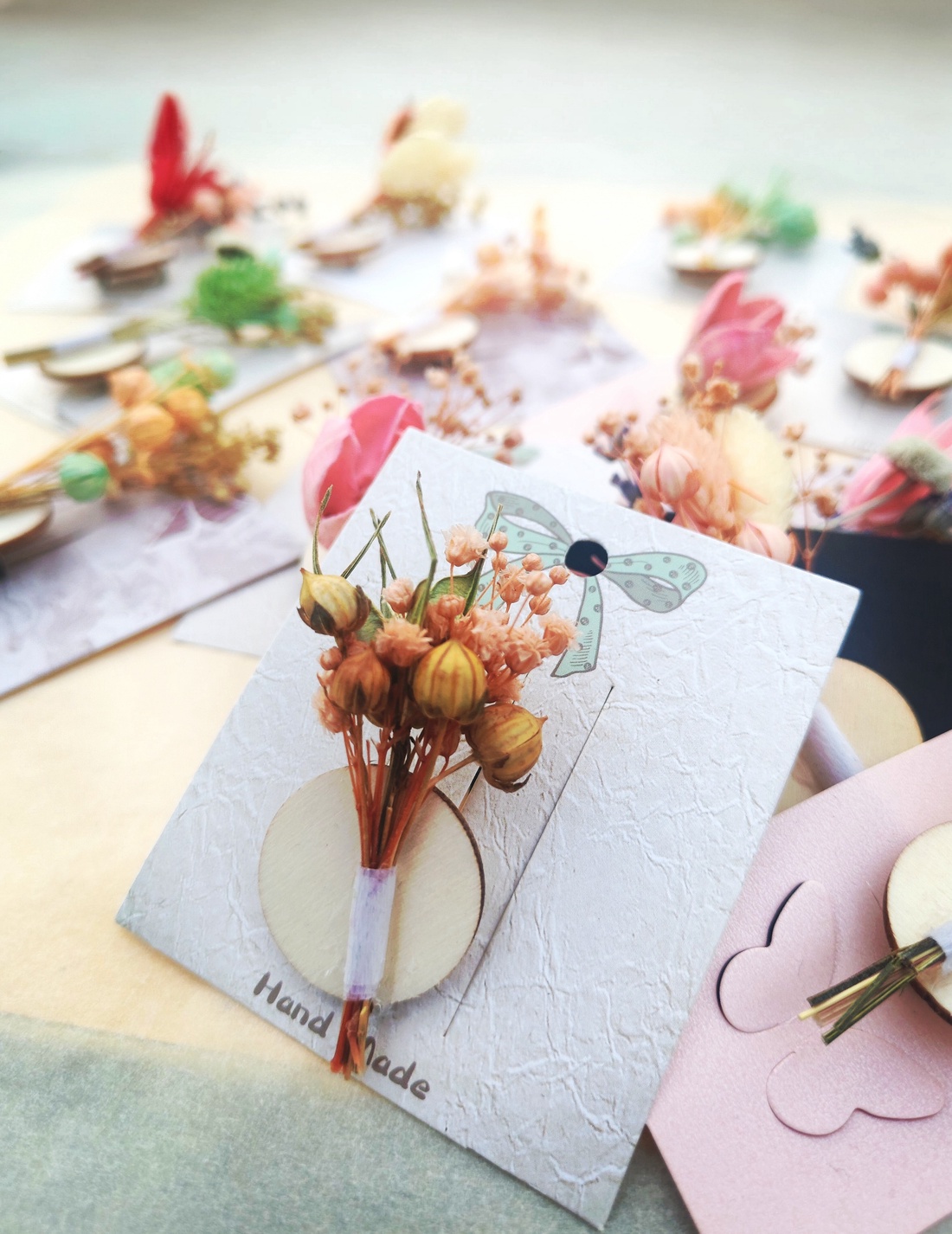 Set 10 Martisoare tip brosa lucrate manual, multicolore, pe suport de lemn si cu flori naturale uscate - bijuterii - mărțișor - Artynos.ro